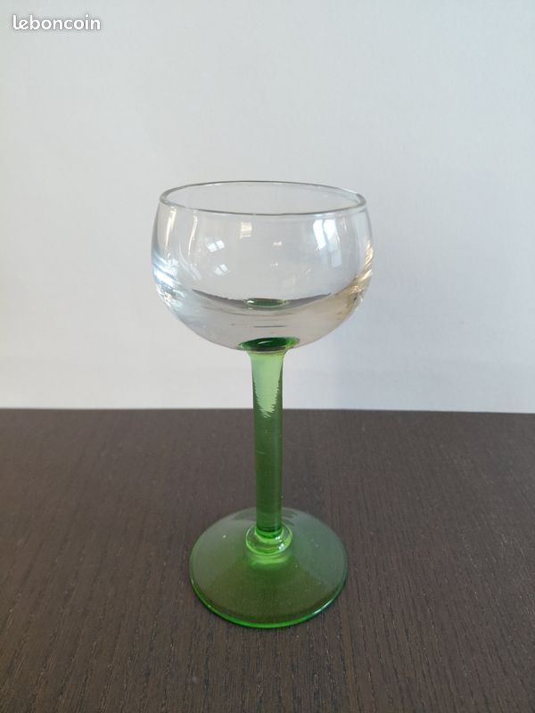 VERRE ART DECO en ouraline Uranium glass Verre Cristal Urane 7 cm Vin