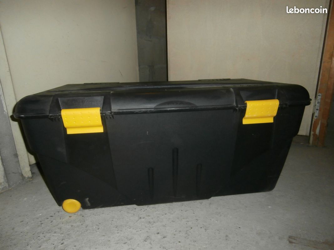 Malle plastique noire à roulettes (image 2)