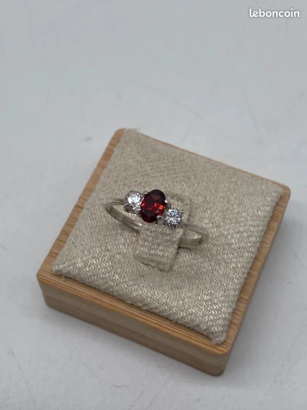 Bague avec grosse pierre rouge - France