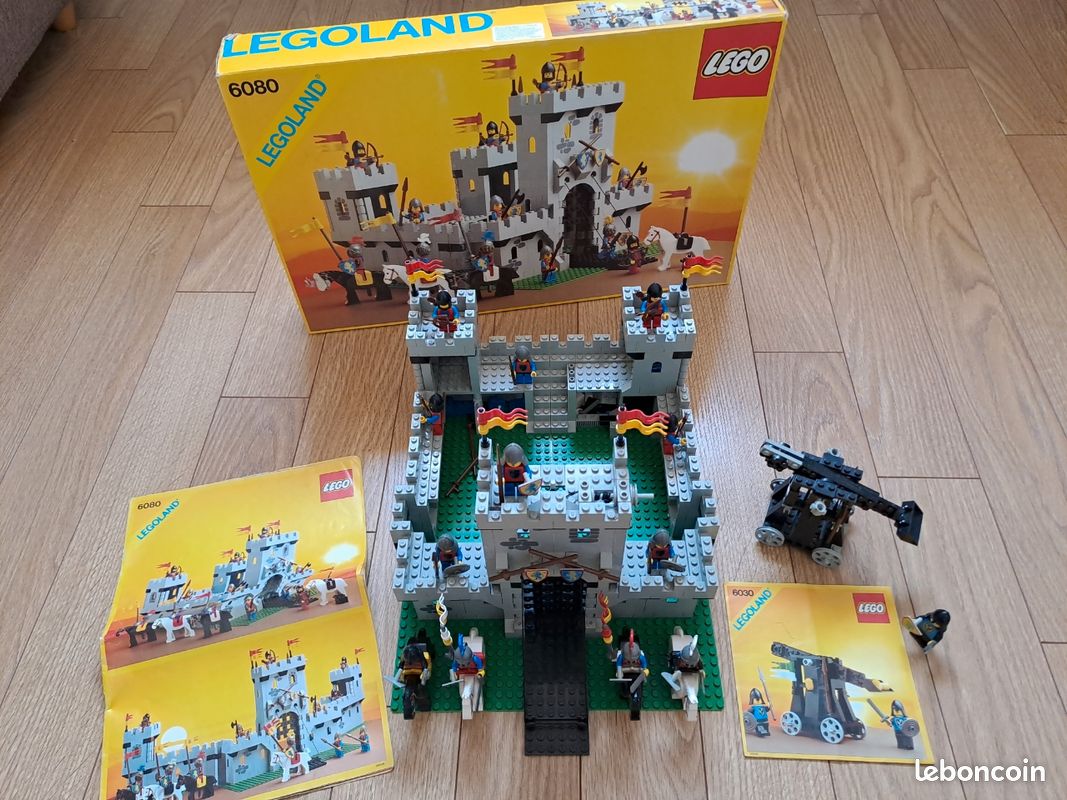 LEGO chateau fort 6080 + catapulte 6030 (image 1)