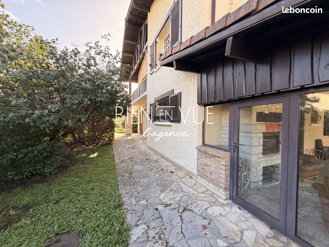 Maison 8 pièces 229 m² · à Biganos · 229 m² · 589 000 €