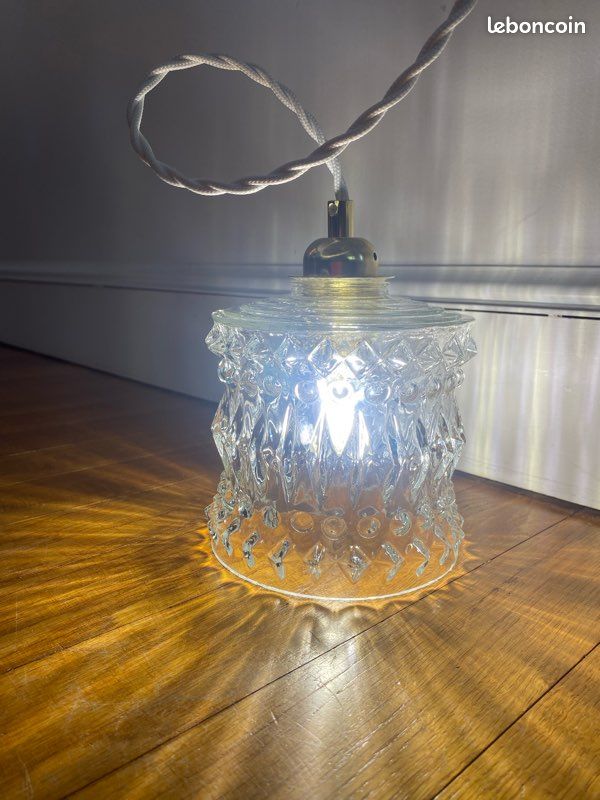 Lampe à poser globe vintage en verre moulé et ciselé