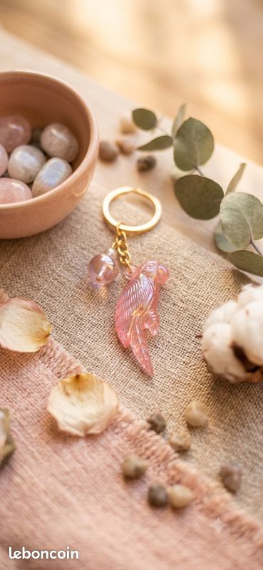 Porte-clés oiseau rose irisé fantaisie (image 1)