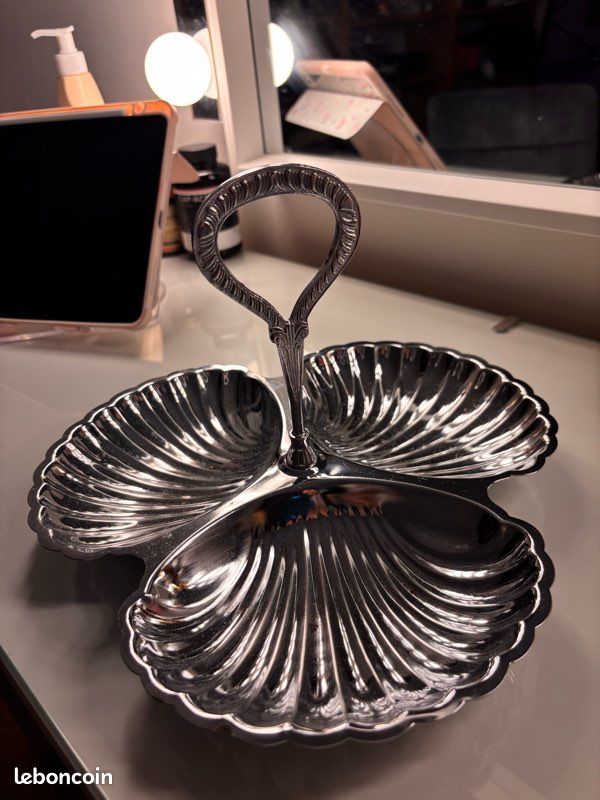 Plateau festonné de style Régence en argent plaqué argent anglais Mfg