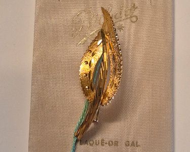 Broche unique. Upcycling élevé. Fait à la main. Bronze plaqué or et éléments vintage - En vente sur France