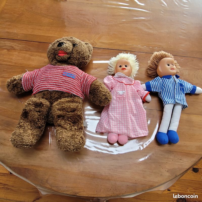 Ensemble poupées et peluche 