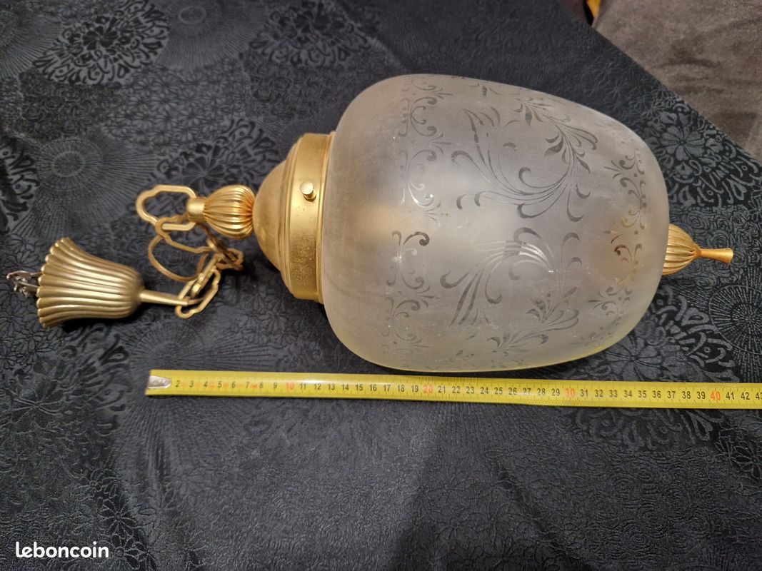 Luminaire en verre sculpté (image 1)