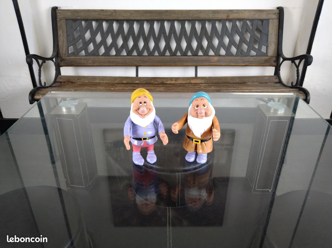 Lot 2 Anciennes Figurines Les 7 Nains - Disney (image 1)