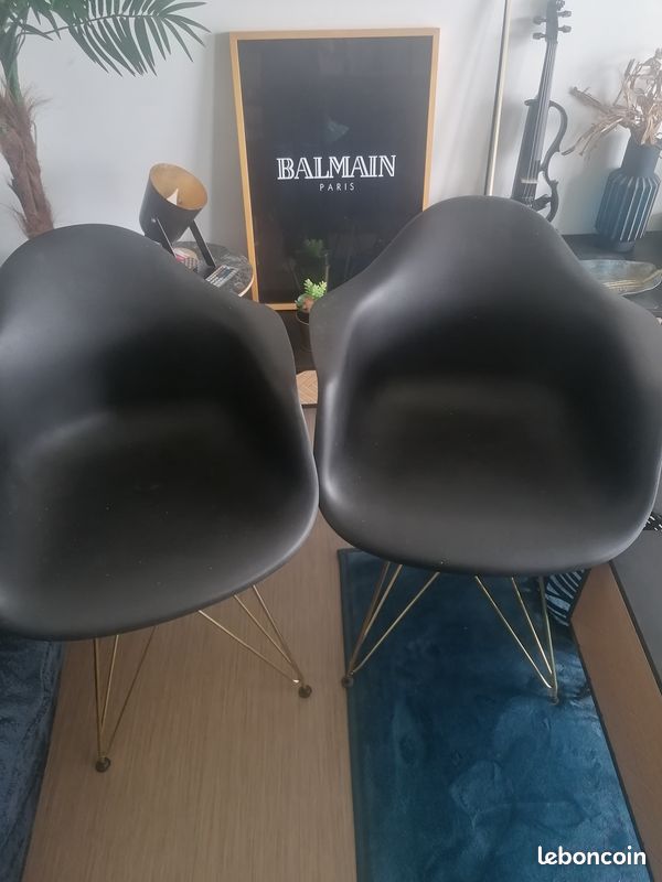 Lot de 2 chaises noires et dorées avec accoudoir (image 1)