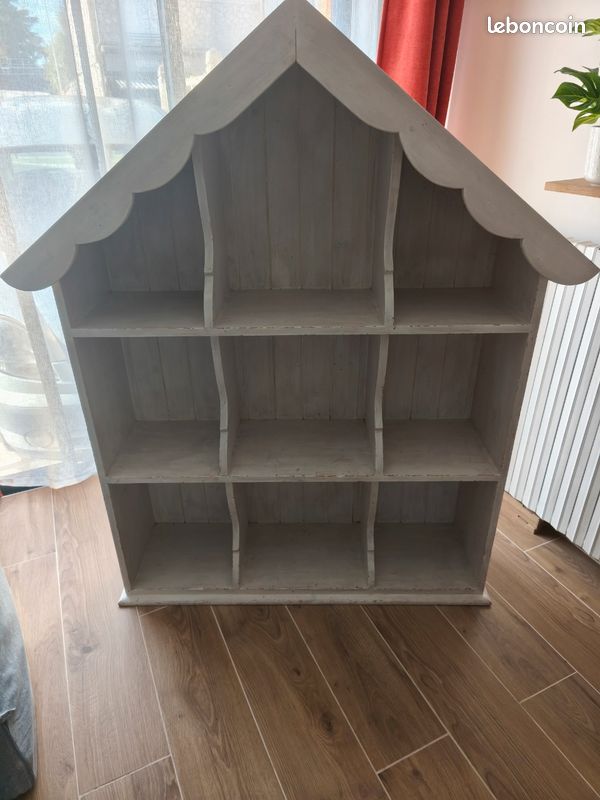 Bibliothèque enfant interiors
En bois massif
En forme de petite maison
Largeur 106 cm
Avec corniche 145,5 cm
Profondeur 30 cm
Avec corniche 33,5 cm
Hauteur 145 cm (image 1)