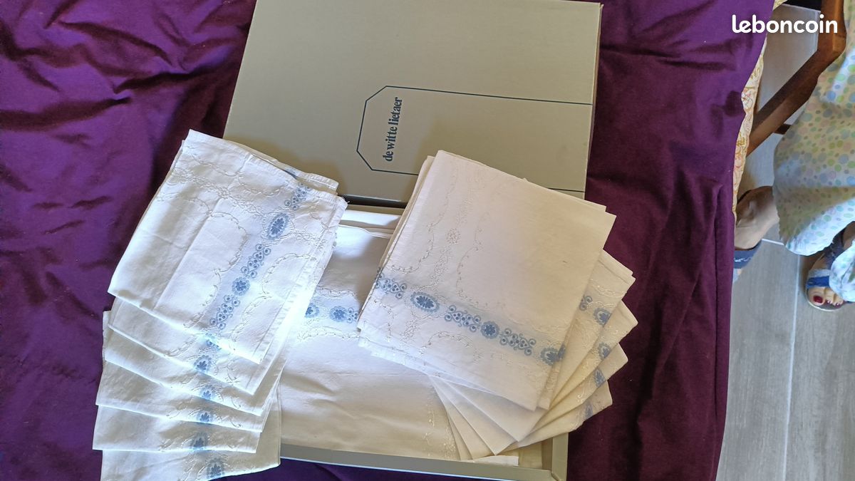 Nappe brodée et 12 serviettes vintage (image 1)