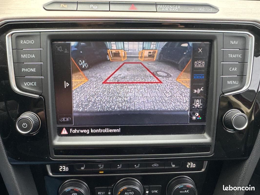 Volkswagen Passat SW Highline 1.4 TSI 150 ch / Virtual Cockpit Toit panoramique Caméra LED (image 28)