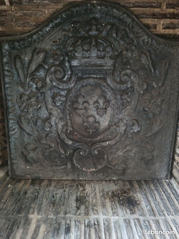 Plaque de cheminée en fonte de fer Fleurs de lys couronnées