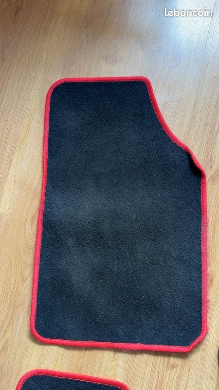 Tapis sport avec surpiqûre rouge (image 3)