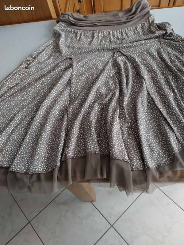 Jupe Jupon Beige Armand Thiery Taille 46 - Motif Blanc Et Vert, Volant - Occasion En Très Bon état, Style évasé Et Féminin