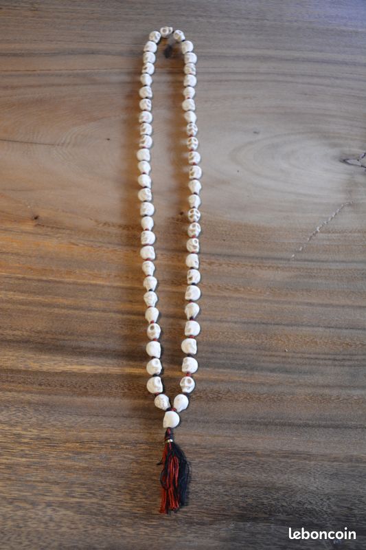 Collier têtes de mort tibétain en pierre (image 1)