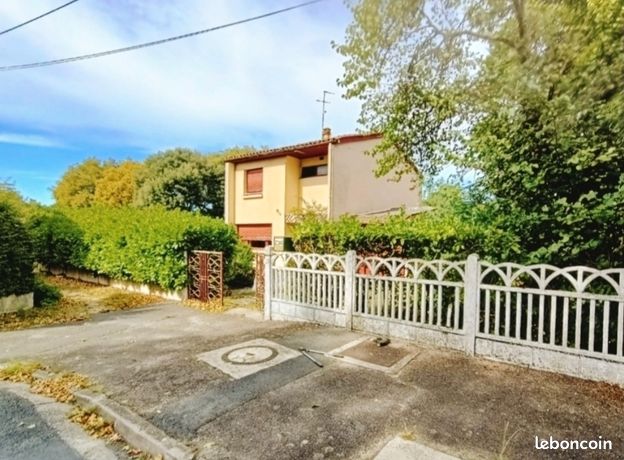 Maison individuelle 4-5p 80m2 + immense garage env. 30m2 et sa mezzanine d'env. 8 m2 + terrain env. 600m2 + abri ciment env. 3 m2 + 2 larges portails voiture sur 2 rues différentes à Villenave d'Ornon