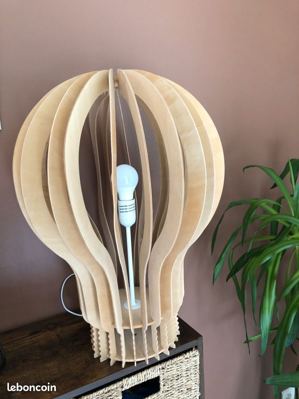 Lampe à lamelles en bois (image 1)