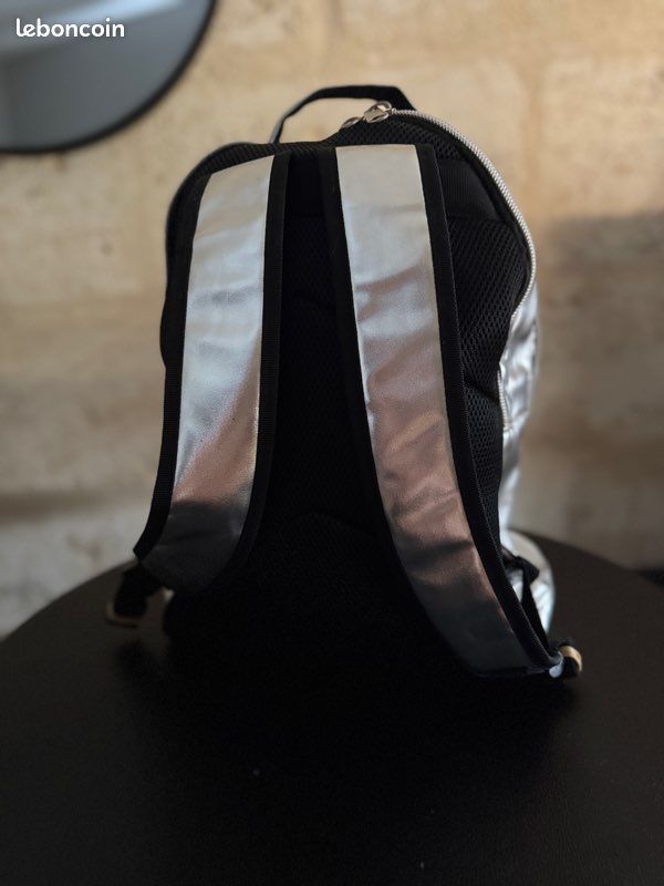 Sac à dos argenté + trousse assortie – Prêt pour une rentrée 2026 pleine de style (image 2)