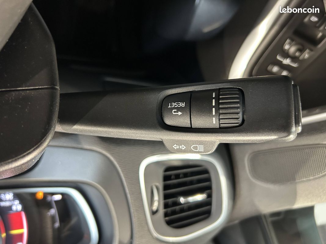 VOLVO V40 T2 122 ch Geartronic 6 Signature Edition (image 20)