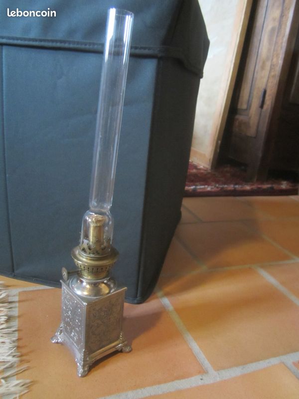 Lampe à pétrole ancienne en métal embouti carré (image 10)