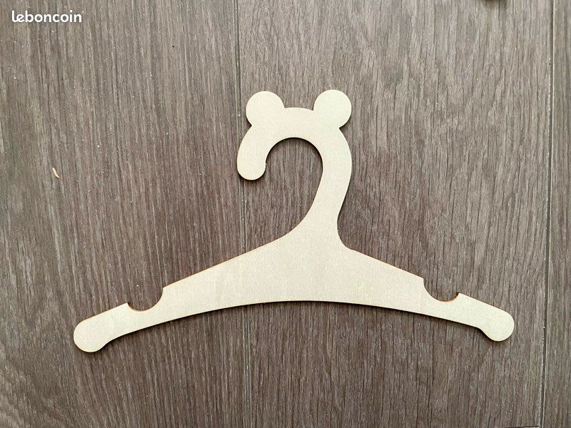 ANCIENS CINTRES PORTES VETEMENTS ENFANT LA MERE MICHEL EN ANCIENS CINTRES PORTES VETEMENTS ENFANT LA MERE MICHEL EN