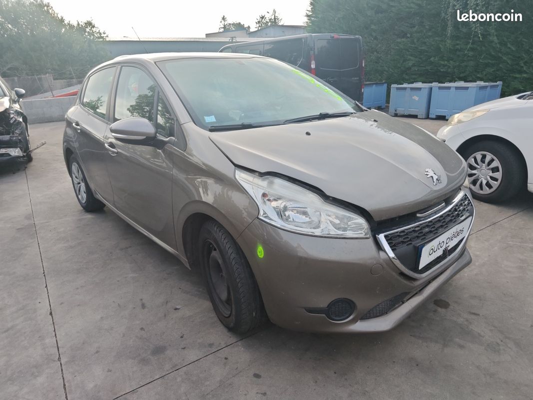 Peugeot 208 1.2 vti accidentée (image 2)