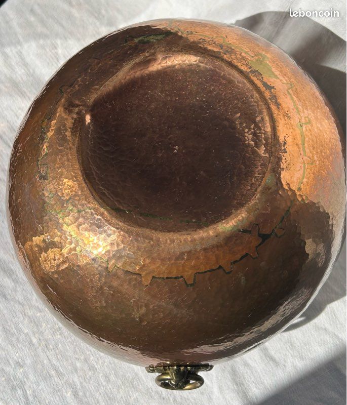 Ancien cache-pot en cuivre martelé – têtes de lion – état ancien (image 3)