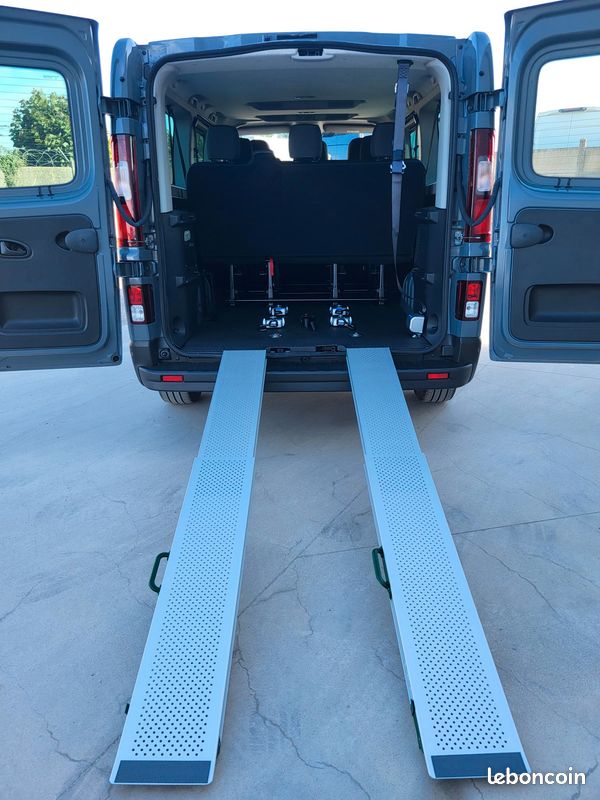 RENAULT TRAFIC COMBI L2 GRAND TECHNO 2.0 Blue DCI 150 BVM6 EASY ACESS 09 PLACES NEUF avec AMÉNAGEMENT TRANSPORT FAUTEUIL ROULANT + CAMÉRA RECUL + GPS / SANS MALUS ÉCOLOGIQUE ( Prix Vente 35 990 HT ) (image 15)
