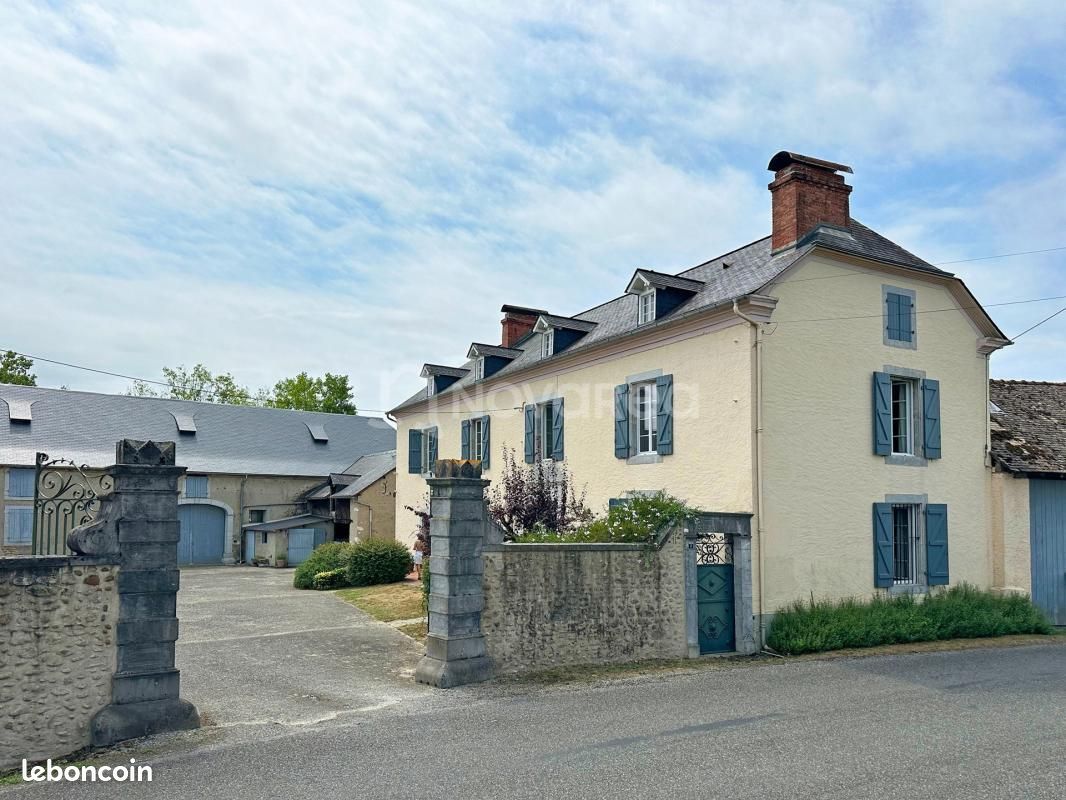Maison 7 pièces 270 m² · à Andoins · 270 m² · 2 300 €/mois