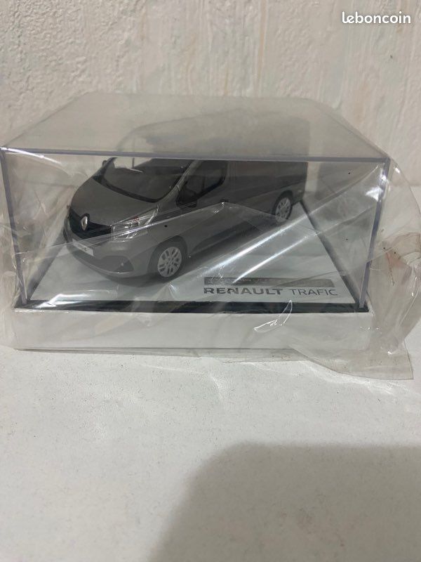 Norev 1/43 – Renault Trafic Combi 2015 Gris – Miniature Neuve (Attention : Descriptif Incohérent)