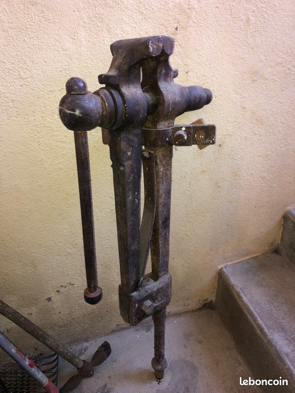 Étau ancien en fonte (image 1)
