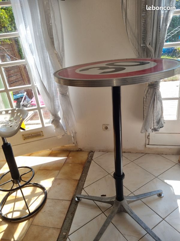 Vend table de de bistrot plus 2 fauteuil et un tabouret (image 2)