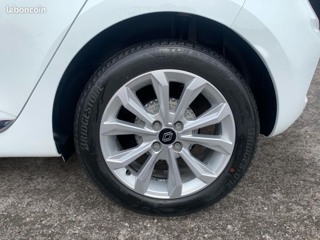 Renault CLIO Evolution CVT (image 12)