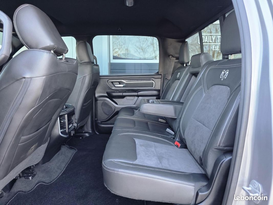 Dodge RAM 1500 Big Horn V8 5.7 HEMI 401 ch – 4x4 – Pack Night – CarPlay (image 13)