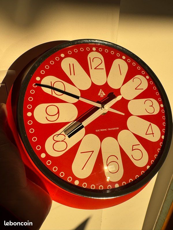 Horloge De Table En Bois De Pin Coloré Des Années 1980 Au Design Postmoderne De Legnomagia Italie