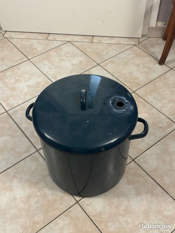 Grande marmite émaillée bleue avec grille vapeur - 20/25L (image 4)