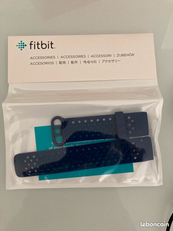Bracelet silicone avec trous Fitbit Charge (bleu foncé - Main Image