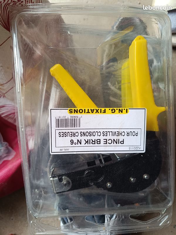 Pince a cheville pour cloison creuse (image 1)