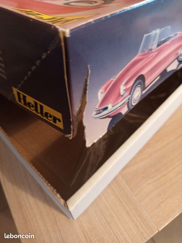Maquette heller 2 voiture citroen ds 19 (1 complete & 1