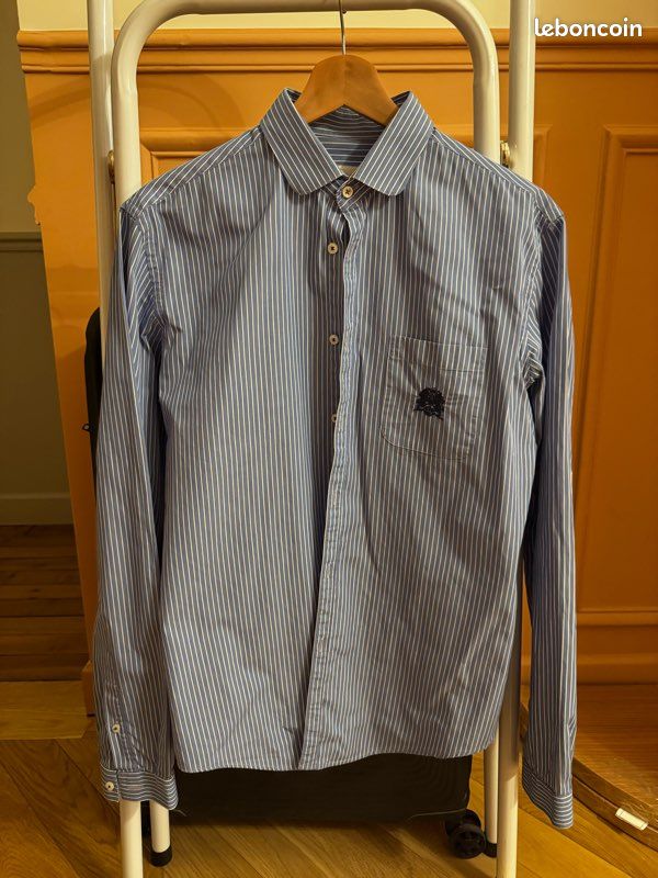 Chemise Zara Man Slim Fit M – rayée bleu et blanc – écusson brodé (image 1)