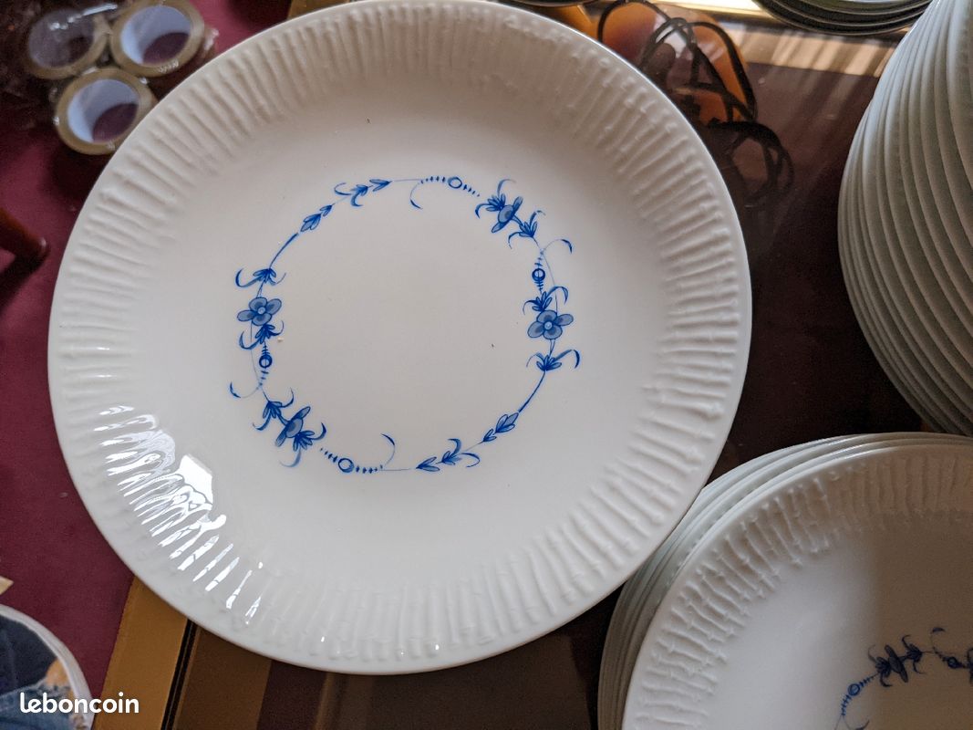 Service porcelaine blanc fleurs bleues (image 5)