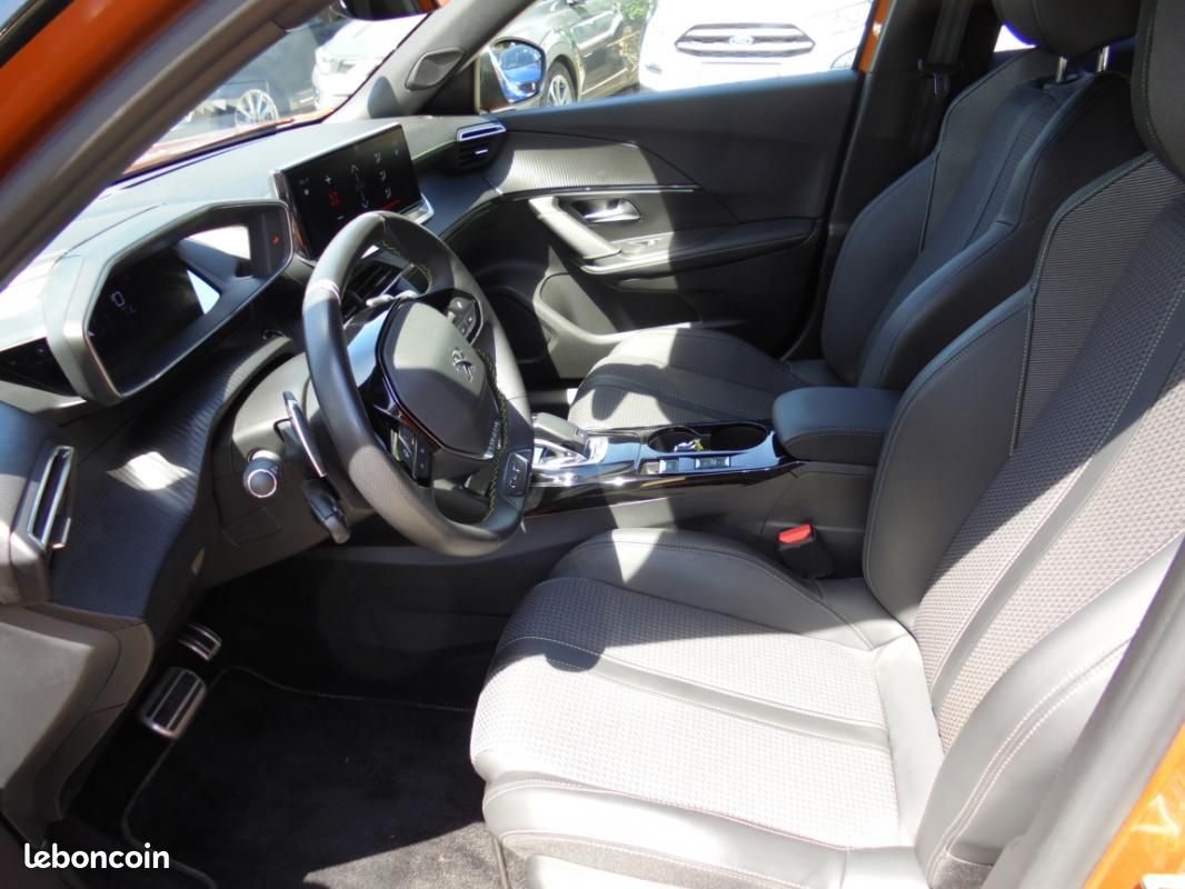 Peugeot 2008 130 SetS EAT8 GT (image 8)