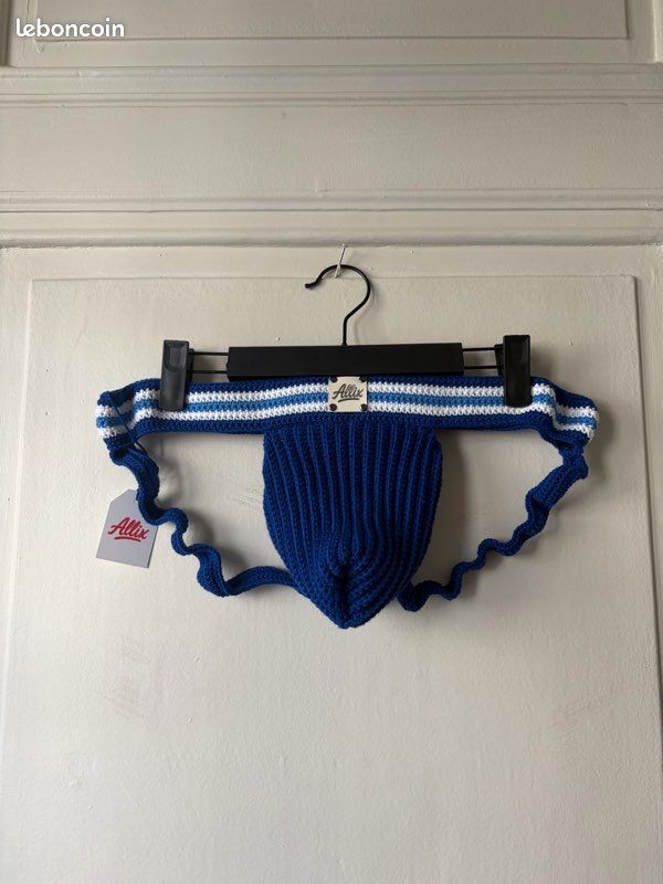 Addicted Lot de 3 Jock Straps Tommy Coton Blanc - Bleu Marine - Rouge Addicted Lot de 3 Jock Straps Tommy Coton Blanc - Bleu Marine - Rouge
