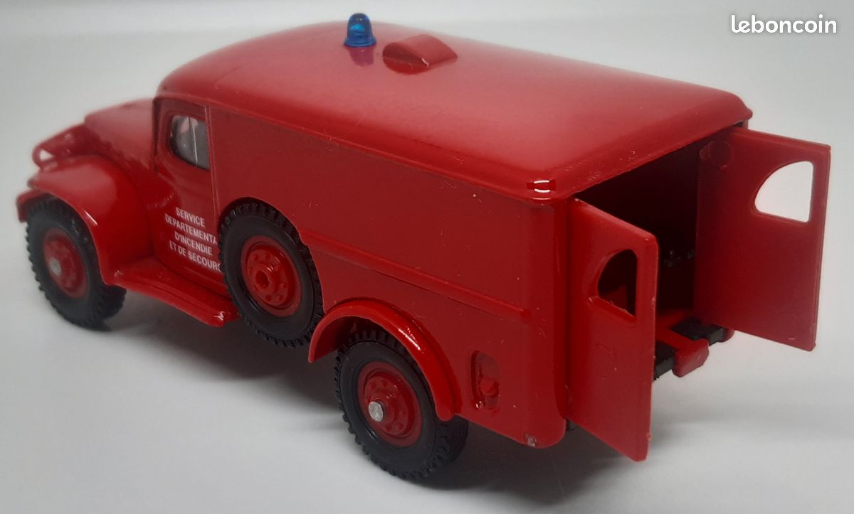 Solido Cofradis 1/43 ref 0004 : Peugeot 504 Service . Centre de secours