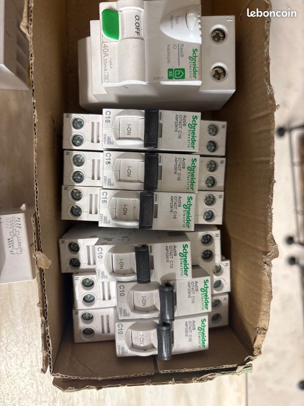 Lot de disjoncteur 16A et 10A + inter diff 40 A (image 2)