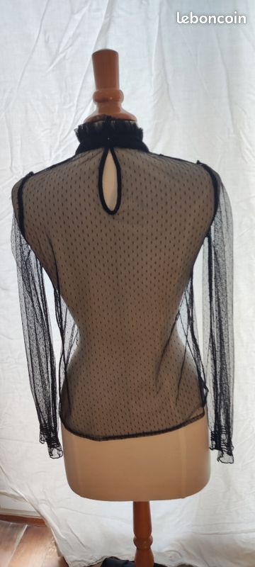 Blouse entièrement dentelle et transparente (image 1)