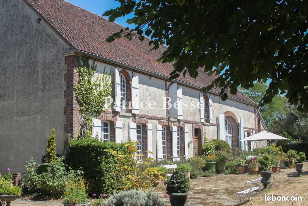 Maison 6 pièces 399 m² · à Charny Orée de Puisaye · 399 m² · 520 000 €