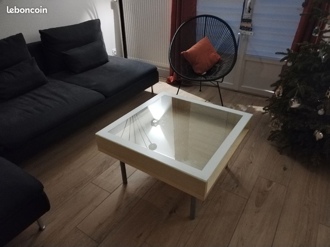 Table basse carrée avec dessus en verre

75 cm x 75 cm

Le plateau en verre présente quelques rayures

À venir récupérer sur Nouvion-sur-Meuse (image 1)