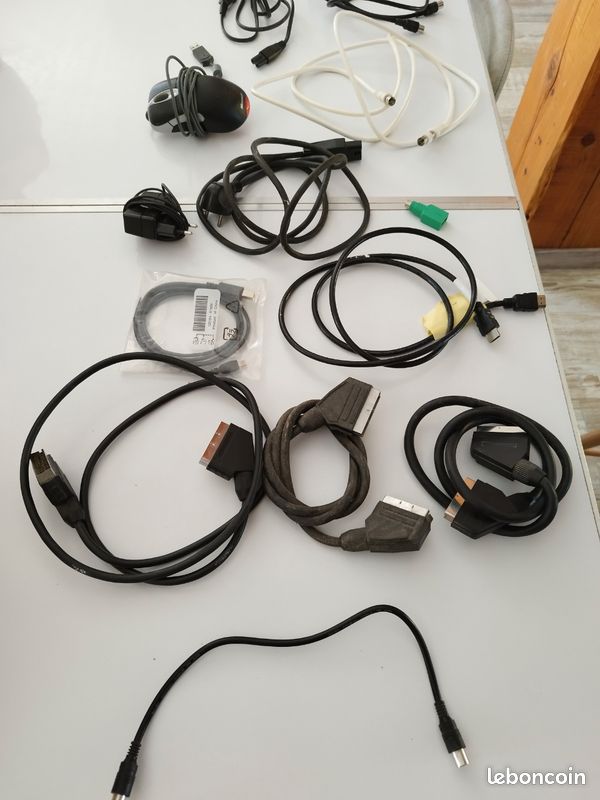 Lot de câbles et accessoires informatiques (image 2)